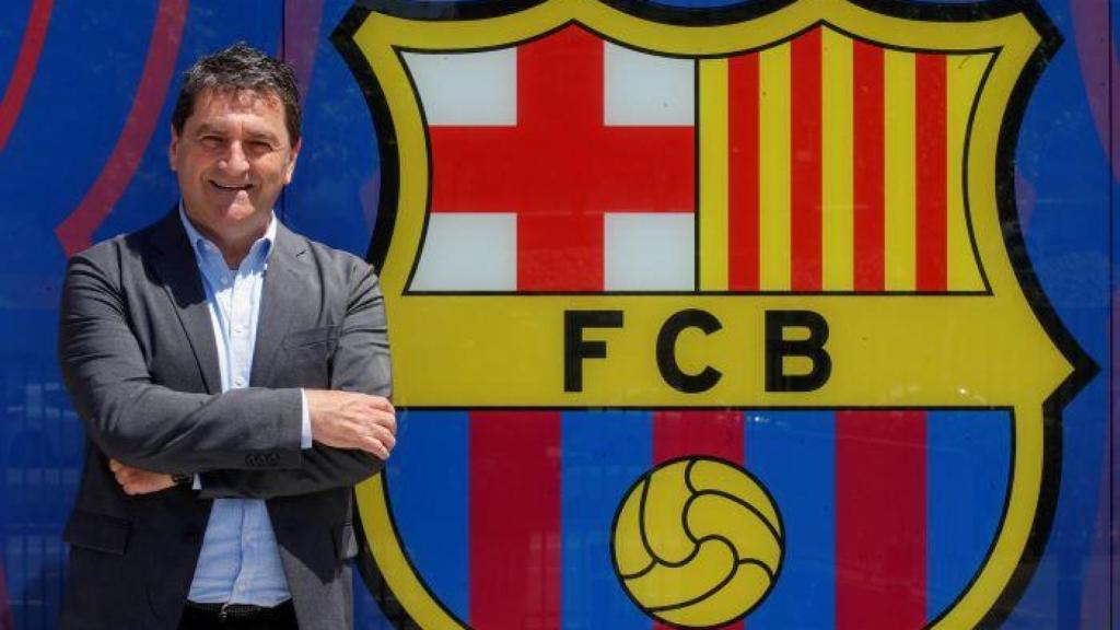 Alex Santos posa junto al escudo del Barça