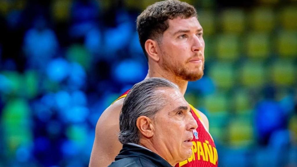 Joel Parra junto a Sergio Scariolo en la selección española de basket