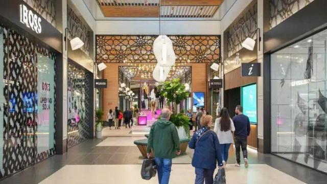 Clientes compran en un centro comercial