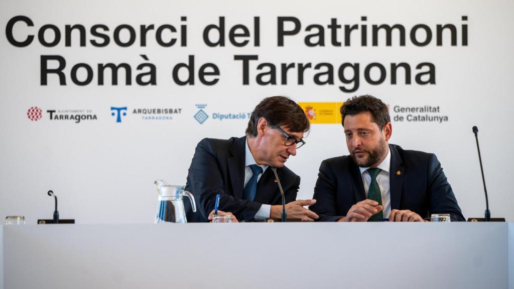 El presidente de la Generalitat de Cataluña, Salvador Illa (i) y el alcalde de Tarragona, Rubén Viñuales (d), durante una reunión bilateral a puerta cerrada entre la Generalitat y el Ayuntamiento de Tarragona
