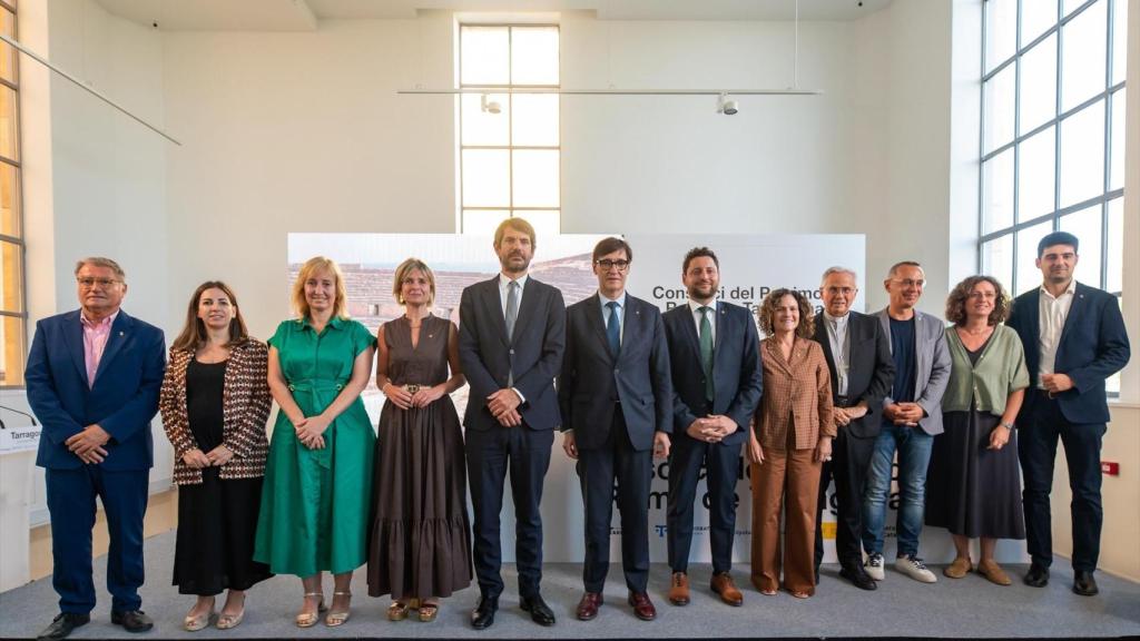 El ministro Ernest Urtasun, el presidente del Govern, Salvador Illa, y el resto de autoridades en la foto de familia del acto de presentación de la constitución del consorcio de gestión de patrimonio de Tarraco