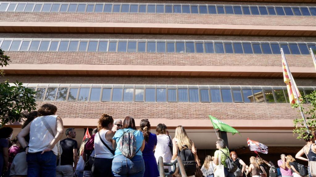 El personal laboral de Educación se concentró el lunes 1 de septiembre delante de la Conselleria de Educación, en imagen de archivo