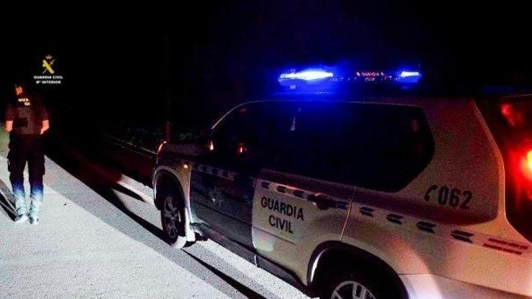 Un vehículo de la Guardia Civil en el lugar en el que ha muerto ahogado un hombre