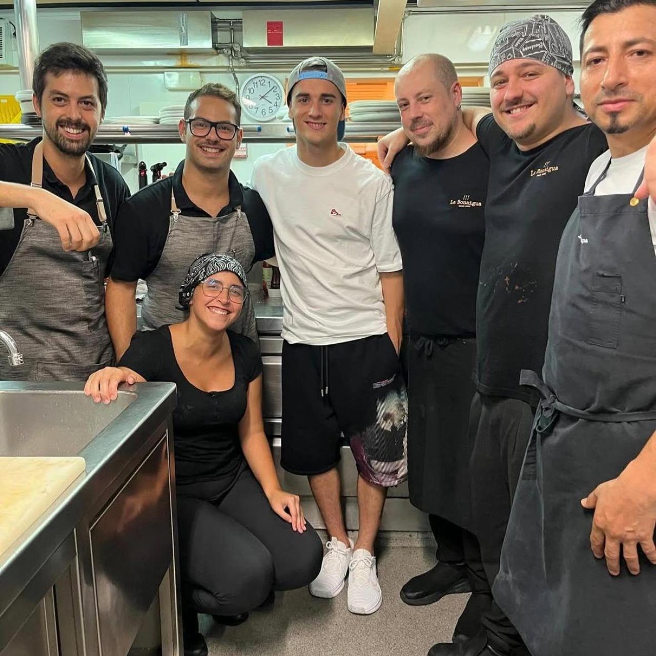 Gavi en el restaurante La Bonaigua con algunos empleado