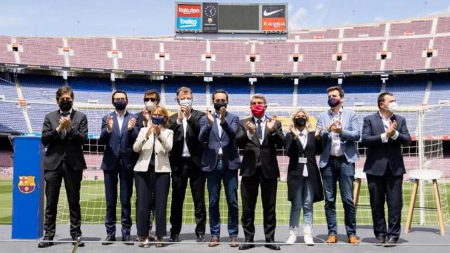 Joan Laporta y los nuevos ejecutivos del Barça, tras las elecciones de 2021, en el Camp Nou