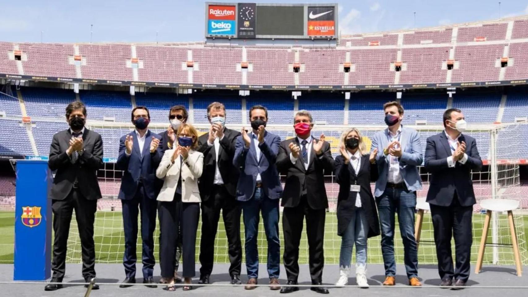 Joan Laporta y los nuevos ejecutivos del Barça, tras las elecciones de 2021, en el Camp Nou