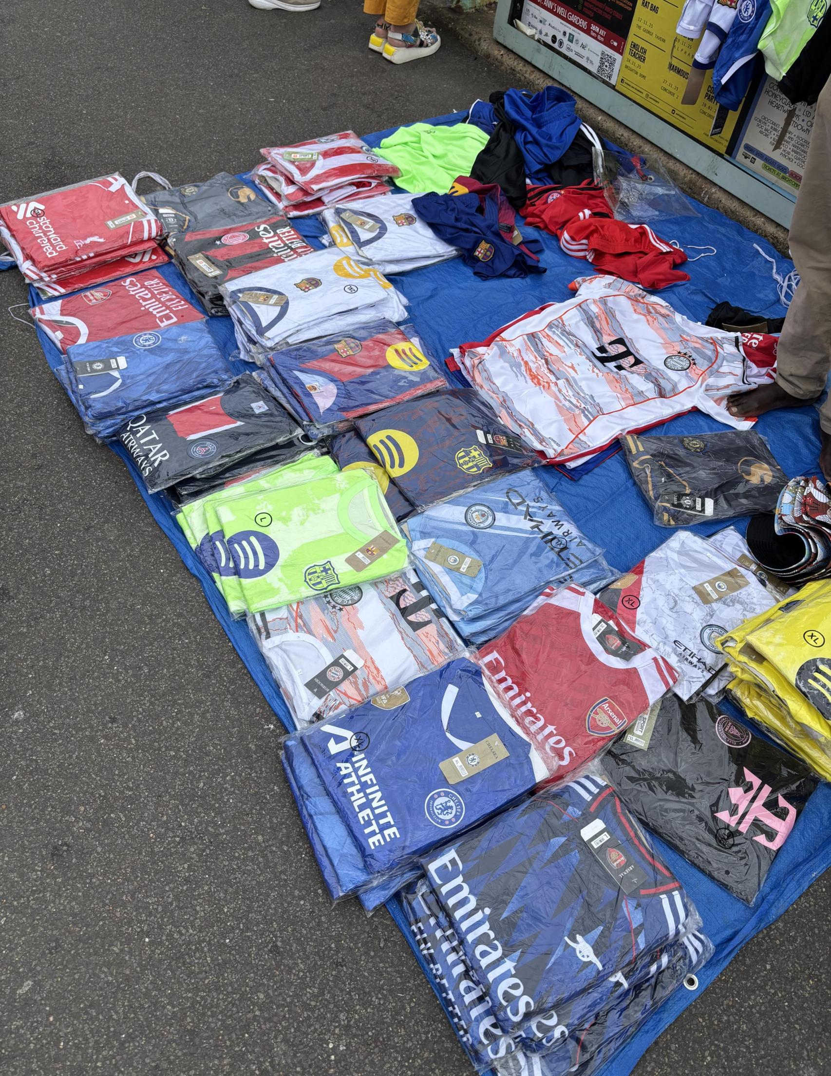 Réplicas de camisetas de fútbol en el puesto de un mantero en Brighton