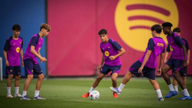 Promesas de la Masía se entrenan con el primer equipo del Barça durante el parón internacional de septiembre