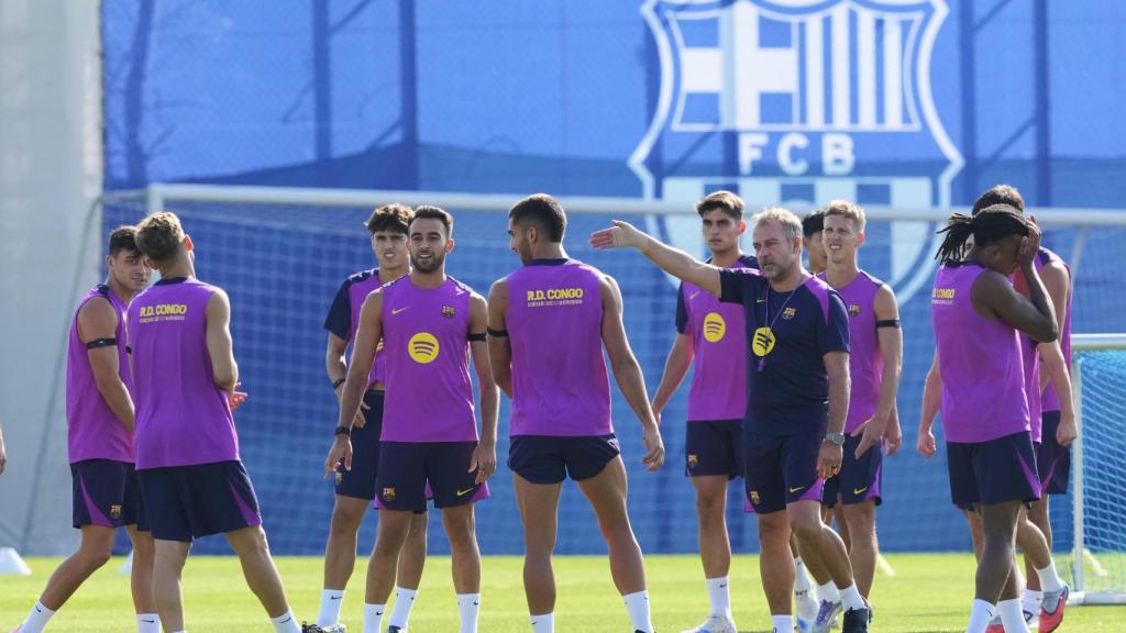Hansi Flick dirige una sesión de entrenamiento del Barça
