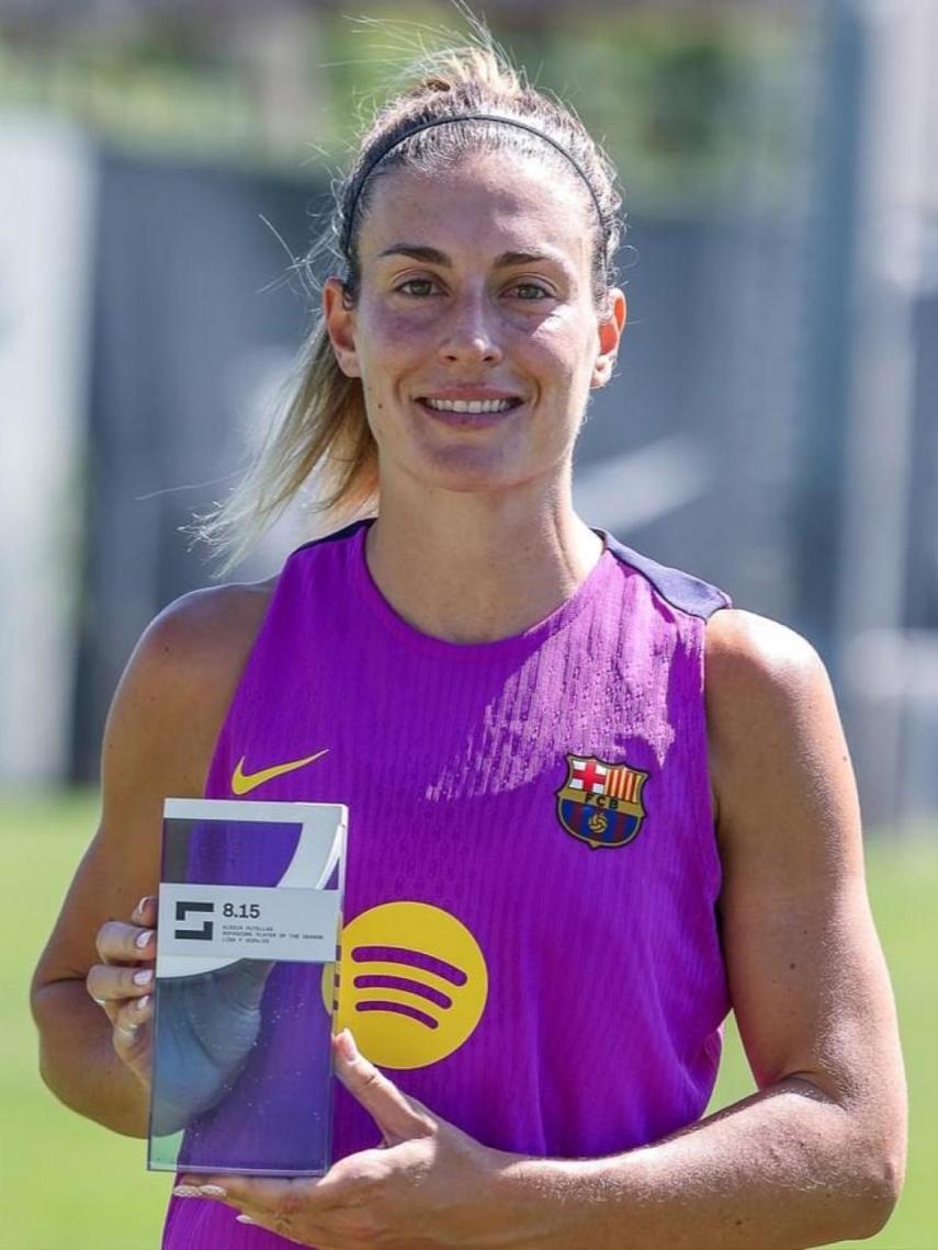 Alexia Putellas mostrando su treofeo de Mejor Jugadora de la Temporada Sofascore