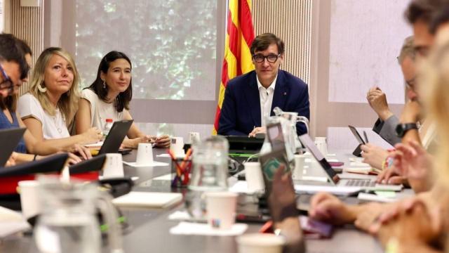 El 'president' de la Generalitat, Salvador Illa, y la 'consellera' de Interior, Núria Parlon, en una reunión de coordinación por los incendios en Cataluña (imagen de archivo)