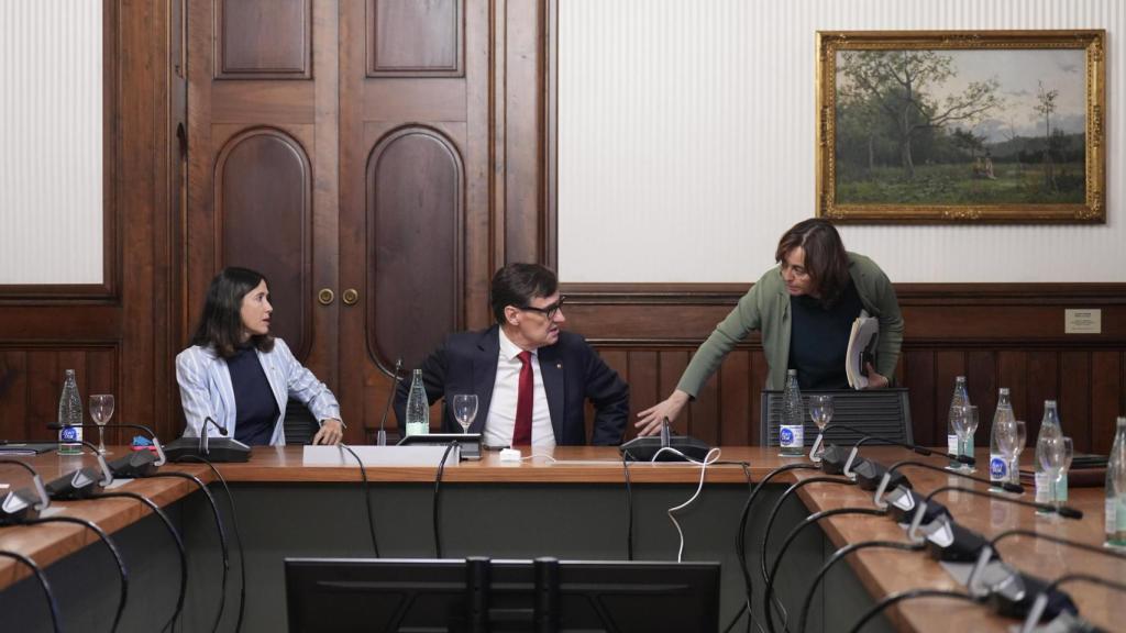 El 'presidente' de la Generalitat, Salvador Illa, y las 'conselleras' Núria Parlon y Sílvia Paneque (imagen de archivo)