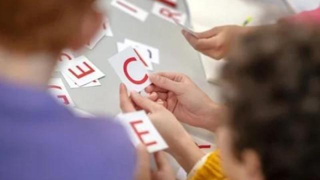 Varias personas forman palabras