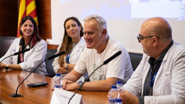 Germán, en el centro, flanqueado, de izq. a dcha., por los especialistas del Hospital Vall d'Hebron Sara Torres-Esquius, Julia Montoro y Andrés Jérez, durante la presentación de la primera Unidad de Alteración en la Biología de los Telómeros en Adultos de toda España