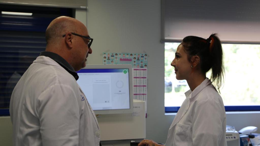El especialista Andrés Jérez en el laboratorio de la Unidad de Alteración en la Biología de los Telómeros en Adultos del Hospital Vall d'Hebron