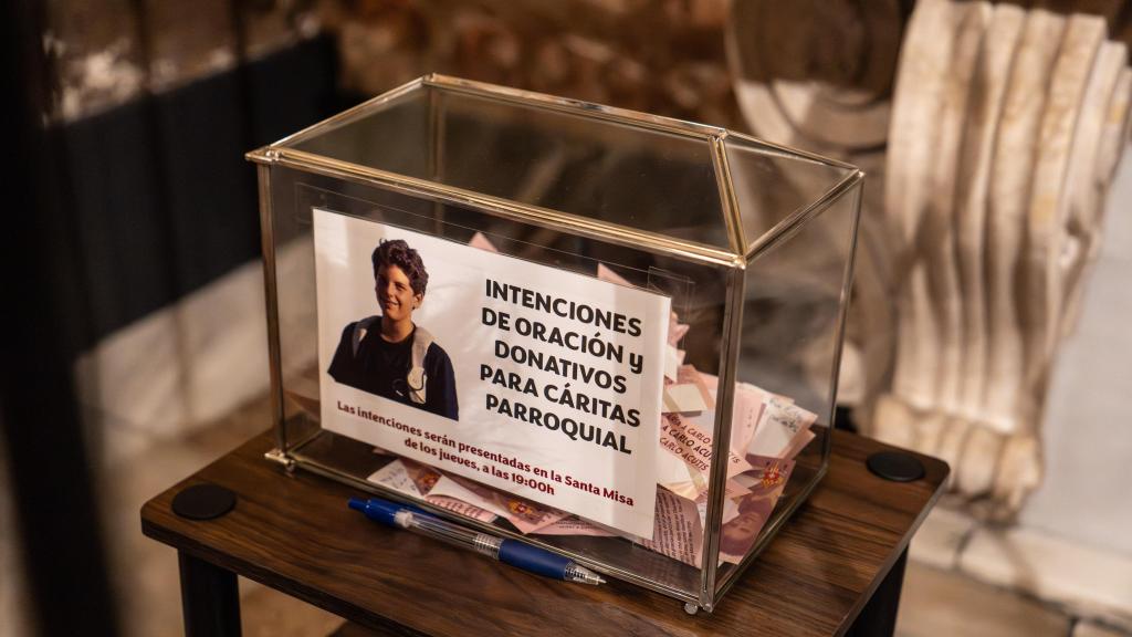 Una urna de donaciones y peticiones en el altar dedicado a Carlo Acutis en Barcelona