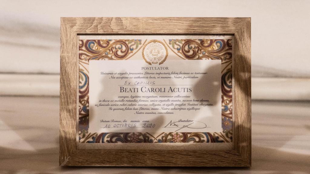 El certificado de autenticidad del pelo de Carlo Acutis