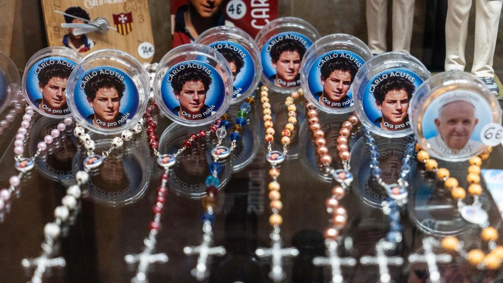 Rosarios y otros productos relacionados con Carlo Acutis, a la venta en la Basílica de la Mercè de Barcelona