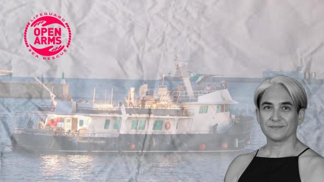 Ada Colau, el buque Alma Explorer y el logo de Open Arms