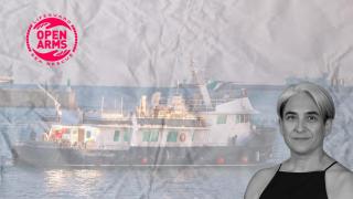 Ada Colau, el buque Alma Explorer y el logo de Open Arms