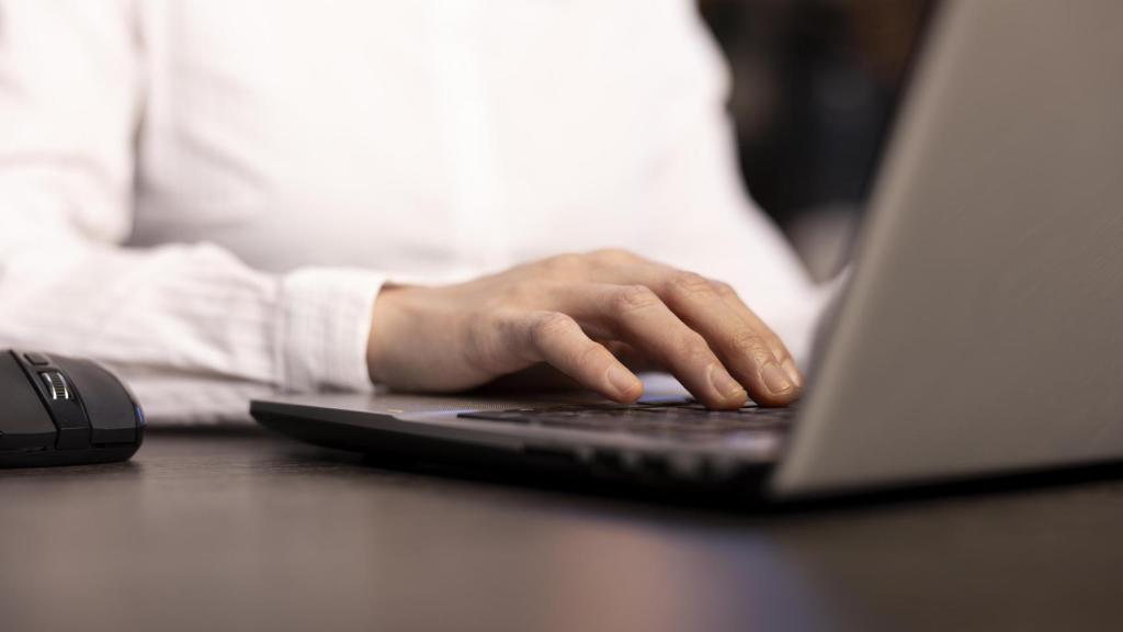 Mujer utilizando un portátil