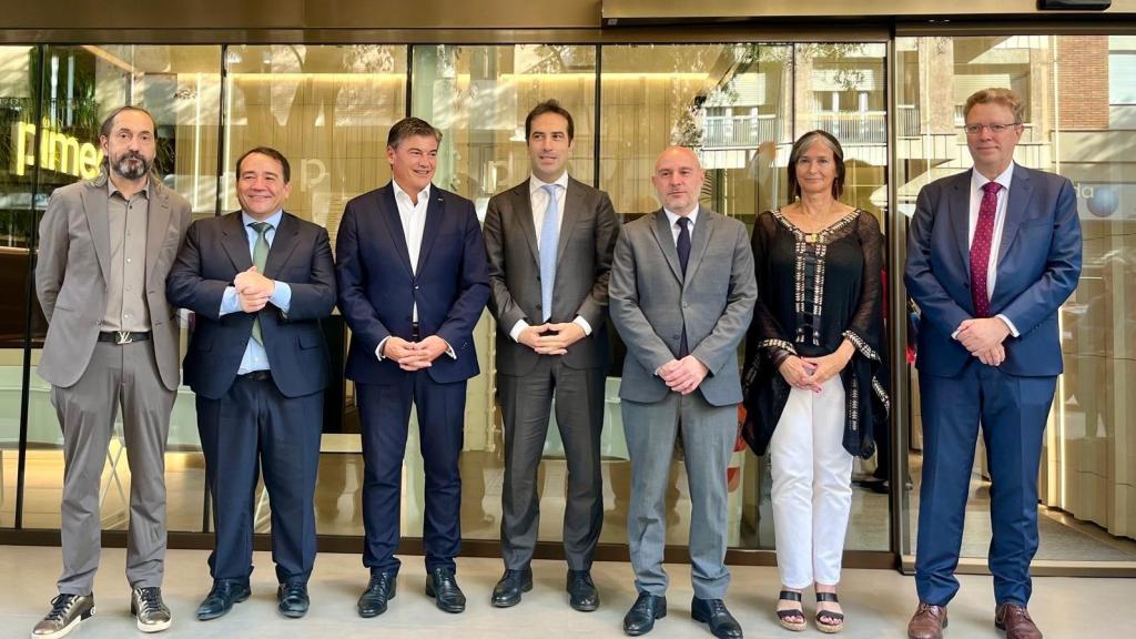 El ministro de Economía, Comercio y Empresa, Carlos Cuerpo; el presidente del ICO, Manuel Illueca; el presidente de Pimec, Antoni Cañete, y el delegado del Gobierno en Cataluña, Carlos Prieto, junto a otros represenantes