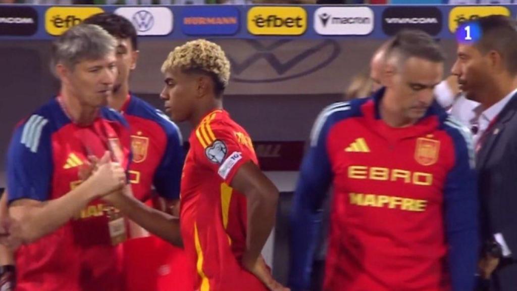 Lamine Yamal se lleva la mano a la zona lumbar tras el triunfo de España contra Bulgaria