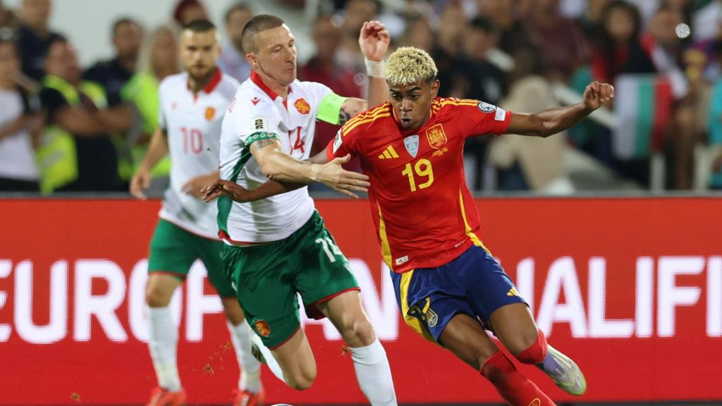 Lamine Yamal trata de zafarse de un defensor durante el Bulgaria-España del clasificatorio para el Mundial