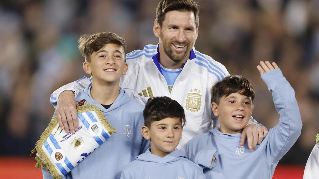 Leo Messi, en su despedida de Argentina junto a sus tres hijos