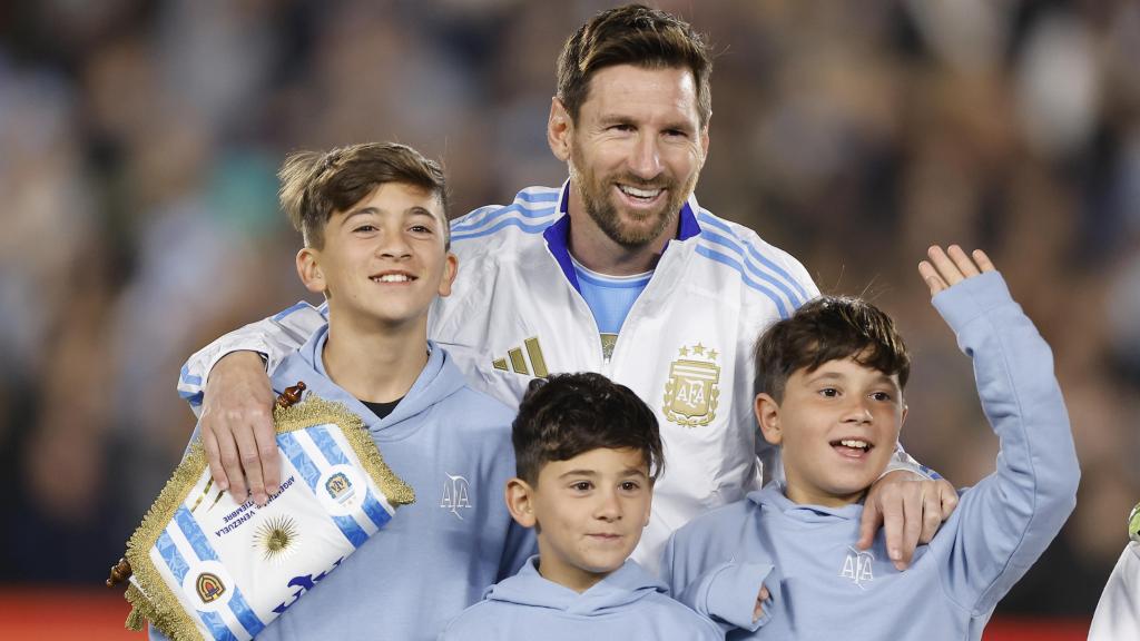 Leo Messi, en su despedida de Argentina junto a sus tres hijos