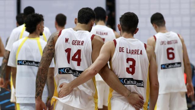 Los jugadores de la selección española de basket, cabizbajos tras caer eliminados del Eurobasket