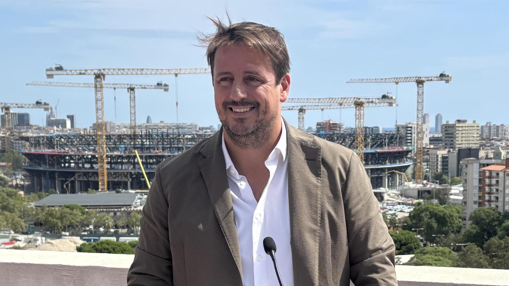 Joan Camprubí, en un acto de 'Som un clam', cerca de las obras del Camp Nou