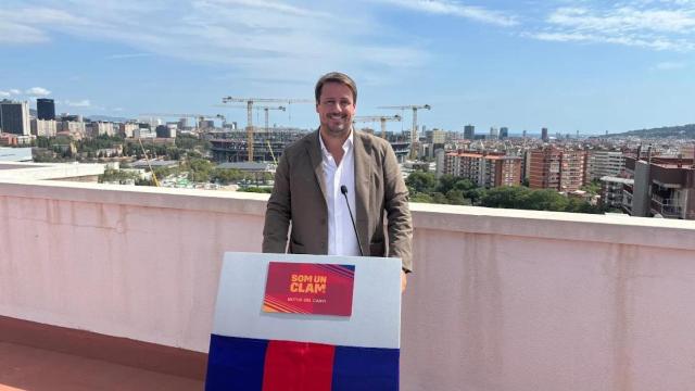 Joan Camprubí, uno de los portavoces de Som un Clam, con el Camp Nou de fondo