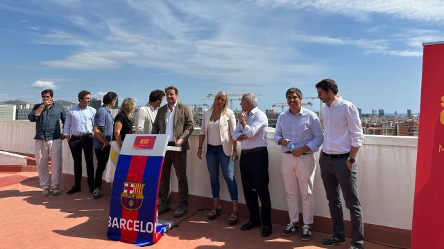 Diez miembros de Som un Clam, encabezados por Joan Camprubí, en un acto celebrado cerca del Camp Nou