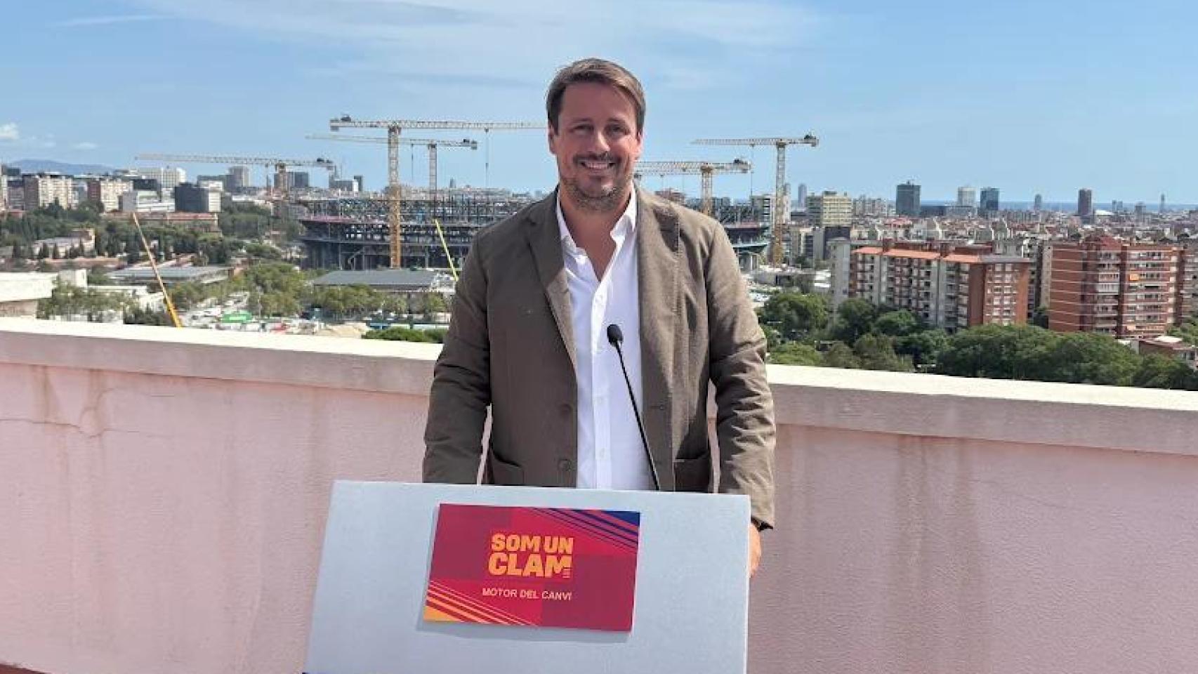 Joan Camprubí, uno de los portavoces de Som un Clam, con el Camp Nou de fondo