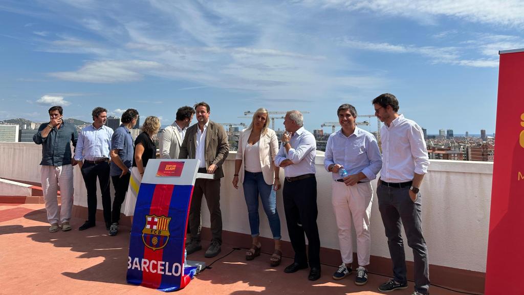 Diez miembros de Som un Clam, encabezados por Joan Camprubí, en un acto celebrado cerca del Camp Nou
