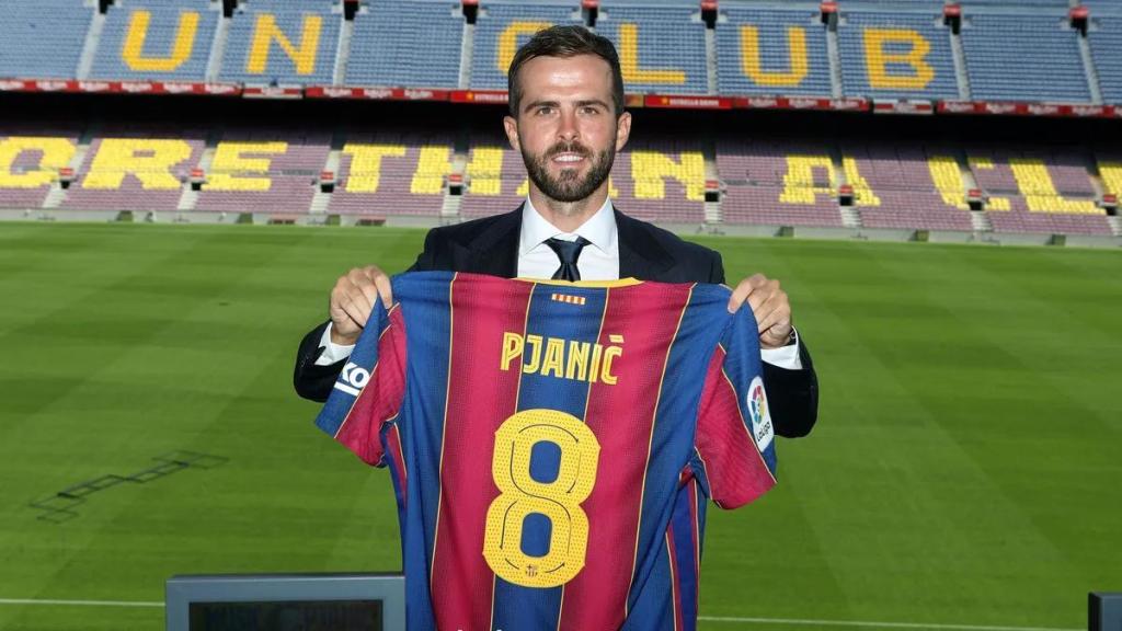 Miralem Pjanic mostra el '8' del Barça al Camp Nou