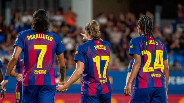 Salma Paralluelo, Ewa Pajor y Esmee Brugts celebran un gol contra el Alhama FC