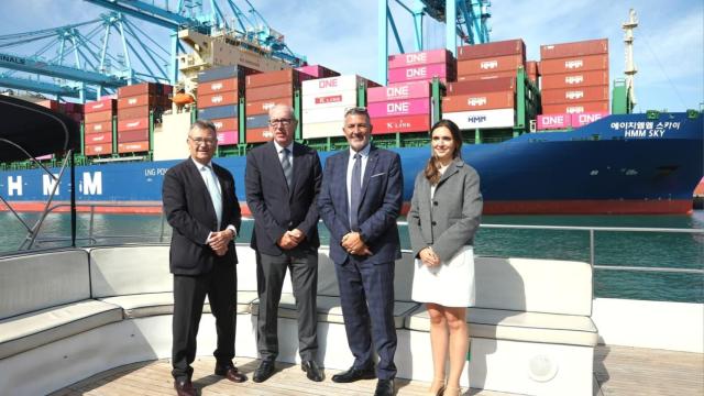 El presidente del Puerto de Barcelona, José Alberto Carbonell (centro izquierda), y el 'conseller' de Empresa y Trabajo, Miquel Sàmper (centro derecha)