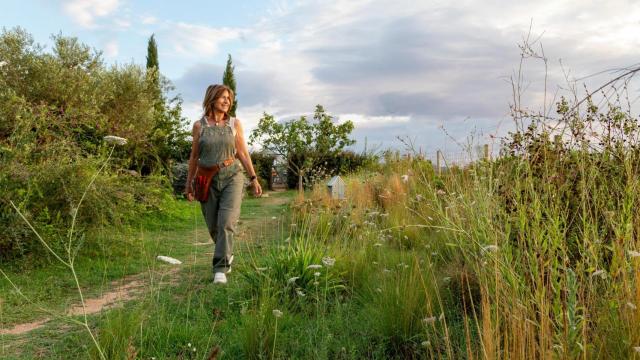 Eugenia Huguet, propietaria de Mas Generós, en el jardín de la propiedad