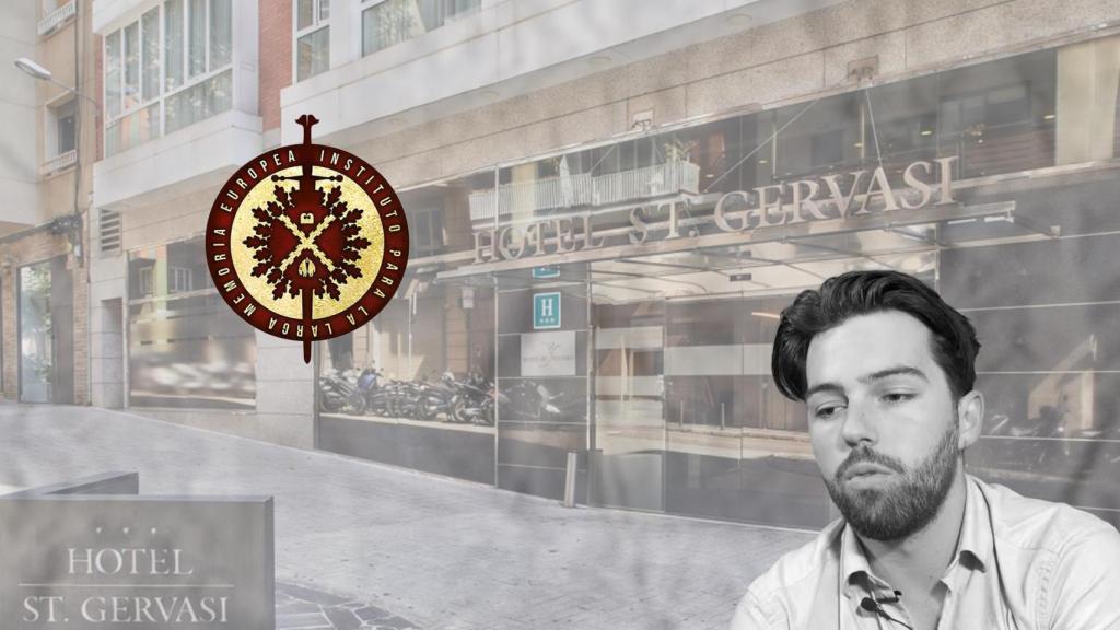 Rafael Ferron, frente al Hotel Silken Sant Gervasi y el logotipo del Instituto Carlos V