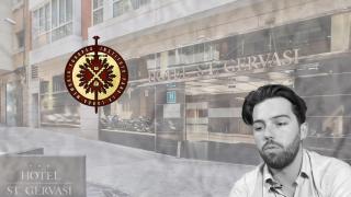 Rafael Ferron, frente al Hotel Silken Sant Gervasi y el logotipo del Instituto Carlos V