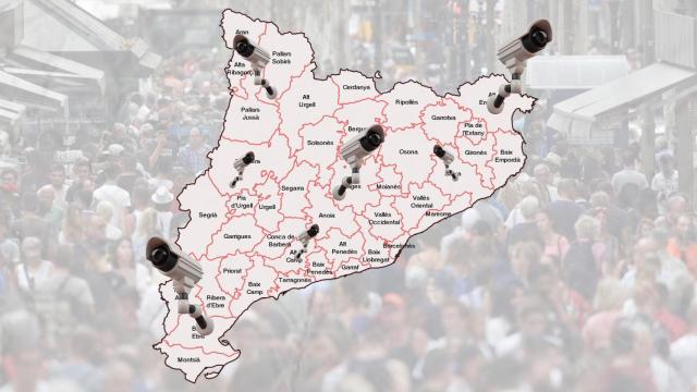 Montaje de un mapa político de Cataluña con cámaras de videovigilancia y de fondo una imagen de archivo de Las Ramblas de Barcelona