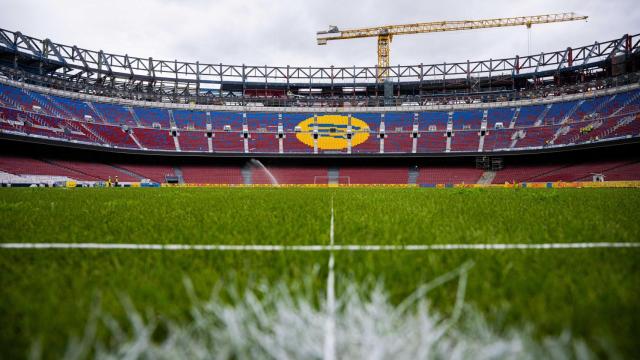 Las obras del nuevo Camp Nou, con el césped definitivo, en agosto de 2025