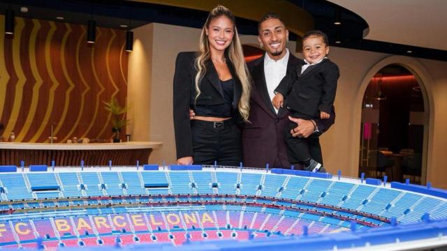 Raphinha celebra su renovación con el Barça junto a su esposa e hijo