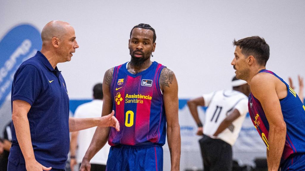 Joan Peñarroya da indicaciones a Kevin Punter y Nico Laprovittola