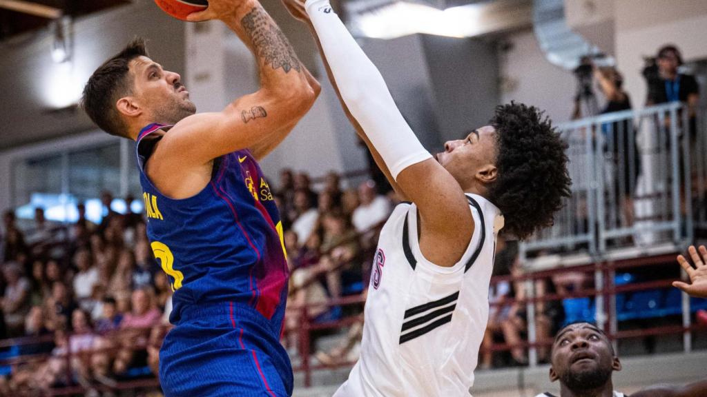 Nico Laprovittola intenta un tiro complicado ante París Basketball