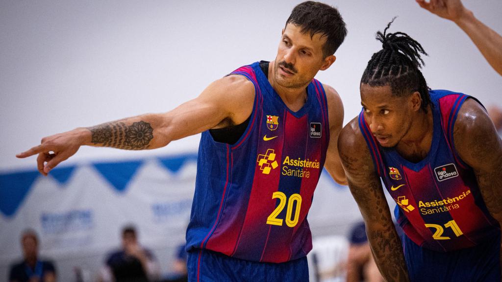 Nico Laprovittola da indicaciones a Will Clyburn en el Barça de basket