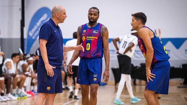 Joan Peñarroya da indicaciones a Kevin Punter y Nico Laprovittola