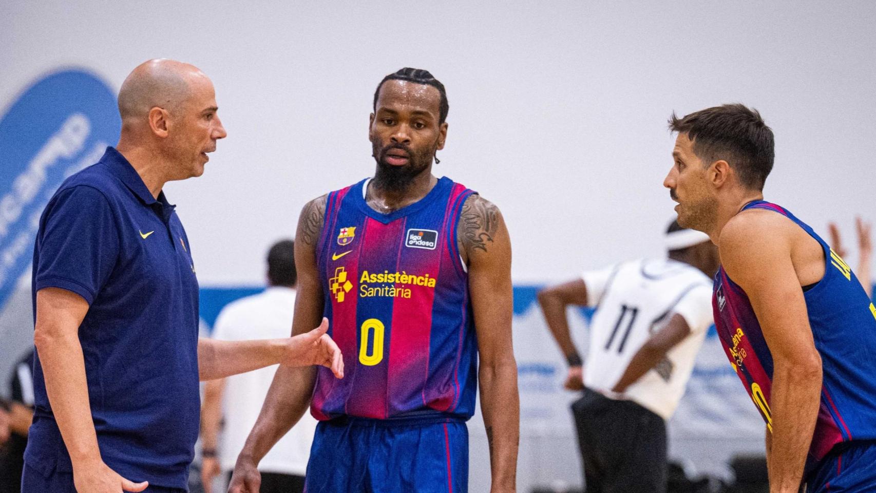 Joan Peñarroya da indicaciones a Kevin Punter y Nico Laprovittola